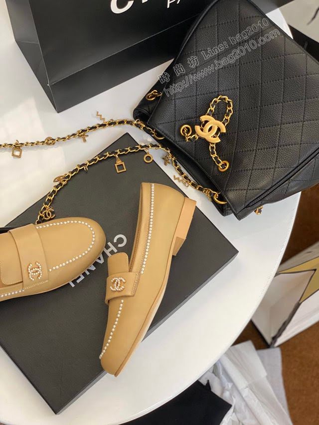 Chanel女鞋 香奈兒2020春夏頂級涼鞋系列 大扣小珍珠 Chanel爆款休閒女單皮鞋  naq1309